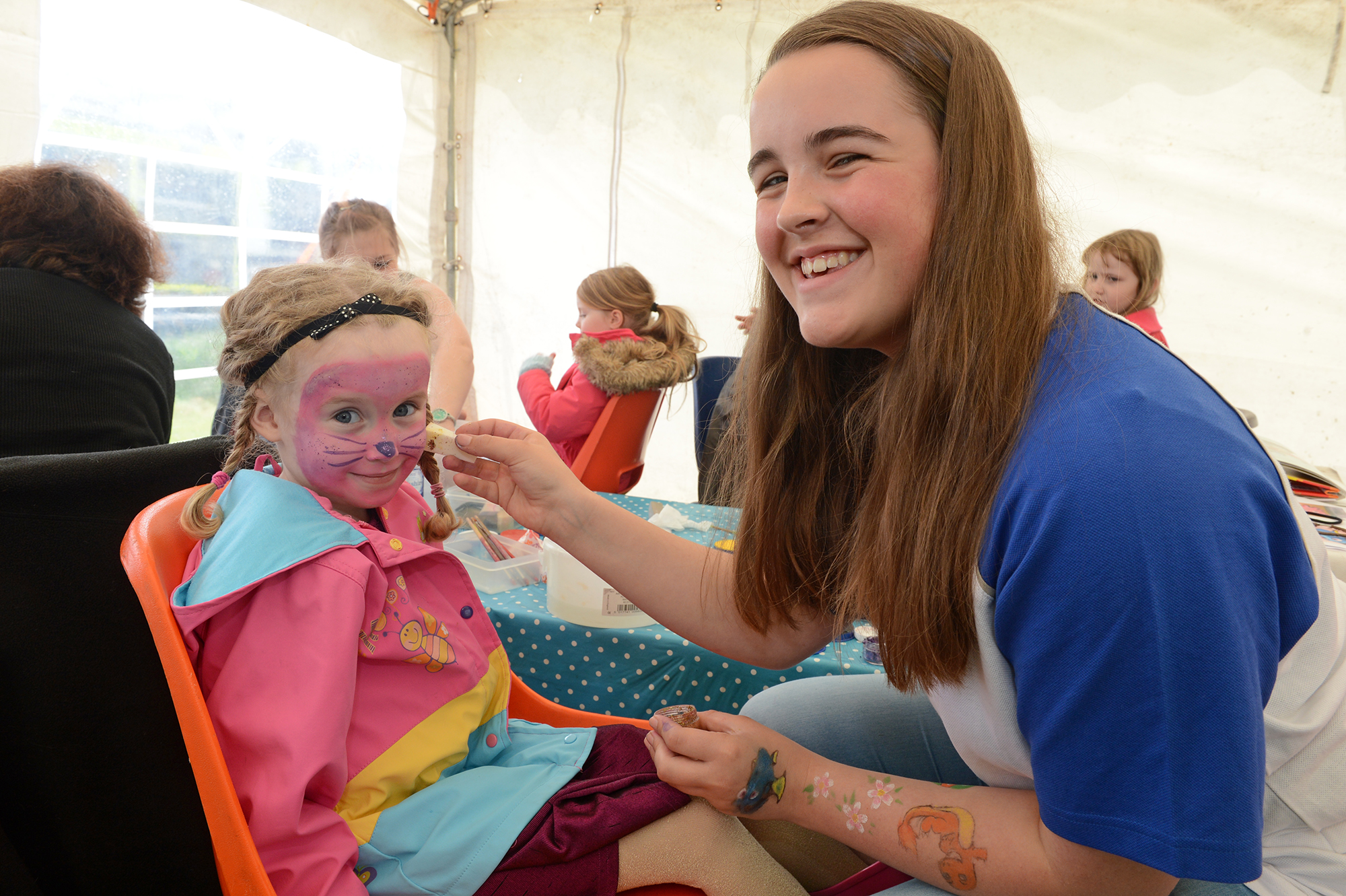 Anthia Hagon, five gets her face painted by Kirsten Kay. Photo Dave Donaldson.